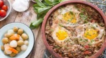 سهل ولذيذ.. طريقة عمل الفول بالبيض والبقدونس