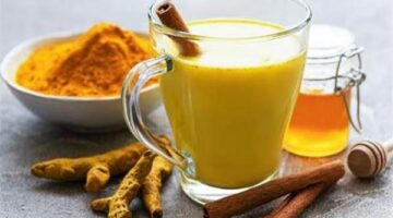 )طريقة عمل مشروب الحليب بالكركم مثل الكافيهات.. مذاق غني وفوائد مذهلة!