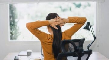 للتخلص من آلام الرقبة.. 6 تمارين بسيطة يمكن ممارستها خلال الجلوس