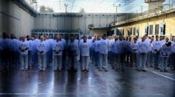 بالسخرية والحرق.. الأسرى الفلسطينيون يردون على تيشرتات ”نجمة داود” | تحقيقات وتقارير