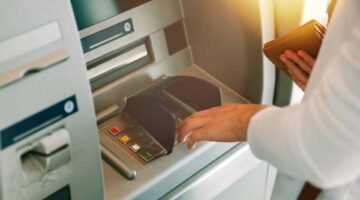 رسوم السحب والاستعلام من ماكينات الصراف الآلي ATM