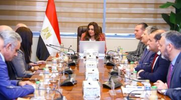 وزيرة التنمية المحلية تبحث مع رئيس شركة أسمنت أسيوط مجالات التعاون