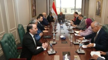 وزير الكهرباء يبحث مع “أكوا باور” السعودية تعزيز مشروعات الطاقة المتجددة في مصر