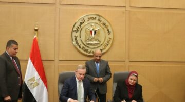وزير الكهرباء يشهد توقيع اتفاقية إنشاء محطة طاقة رياح بالتعاون مع أكوا باور السعودية