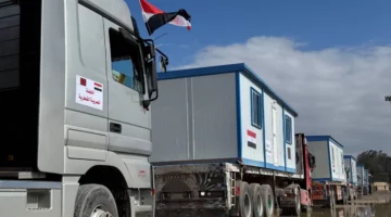 إسرائيل تربط دخول المنازل المتنقلة لغزة بمضاعفة عدد الرهائن المقرر الإفراج عنهم السبت