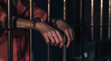 ✓ حيازة وترويج المخدرات يورط شخصين بالعيون