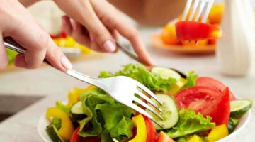 الصحة توضح الطرق الصحيحة لتغذية المراهقين