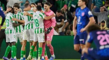 ريال بيتيس يفوز على 9 لاعبين من سوسيداد 3-0 في الدوري الإسباني