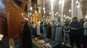 تلاوات رمضان الملهمة: أجواء روحانية في مسجد عمرو بن العاص خلال صلوات التراويح (فيديو)