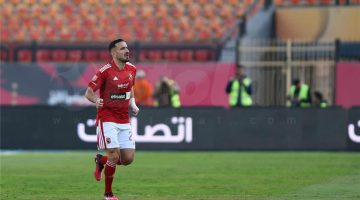 أحمد بلال يعترض على مشاركة علي معلول أساسيًا في مباراة الأهلي ضد إنبي