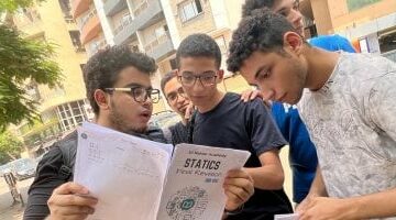 <h2>وزارة التعليم تؤكِّد: امتحانات الثانوية العامة 2024 شاملة ومتوازنة لقياس نواتج التعلم بكافة مستوياته</h2>
<p>تشهد امتحانات الثانوية العامة لعام 2024 استعدادات مكثفة من جانب وزارة التعليم، حيث أكَّدت الوزارة على أن الاختبارات ستكون متزنة وشاملة، ولا تحمل أي مفاجآت غير متوقعة للطلاب. وأوضحت أن الأسئلة ستغطي كافة أجزاء المنهج الدراسي، مع مراعاة توزيعها بشكل عادل لقياس نواتج التعلم بشكل دقيق.  </p>
<p>كما أشارت الوزارة إلى أن الاختبارات ستُصمم لتخاطب المستويات المعرفية المختلفة، بدءًا من المستويات البسيطة وصولًا إلى المستويات العليا، مما يضمن تقييمًا شاملًا لقدرات الطلاب وفهمهم للمادة العلمية. وجاءت هذه التصريحات في إطار حرص الوزارة على توفير بيئة امتحانية عادلة وشفافة، تعكس الجهود المبذولة طوال العام الدراسي.  </p>
<p>وتأتي هذه الخطوات ضمن استراتيجية وزارة التعليم لتحسين جودة العملية التعليمية وضمان مخرجات تعليمية متميزة، تمهد الطريق أمام الطلاب لتحقيق التطلعات الأكاديمية والمستقبلية.</p>