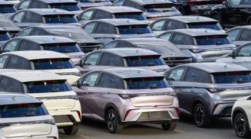 BYD تزيح تسلا من القمة بإيرادات تاريخية وتحدث انقلابًا في عالم السيارات