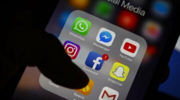 التأثيرات النفسية للتواصل الاجتماعي.. تحذيرات من مخاطر الإدمان