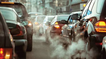 القيادة السيئة للسيارات تسبب زيادة كبيرة في تلوث الهواء.