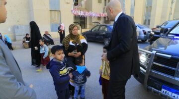 وزير التعليم يلتقي أولياء الأمور في الشارع لمناقشة آرائهم حول العملية التعليمية