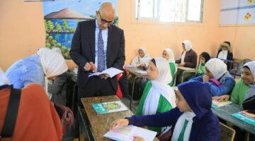 وزير التعليم يتفقد كراسات الحصص والواجبات وسجلات التقييم خلال جولة ميدانية في المدارس