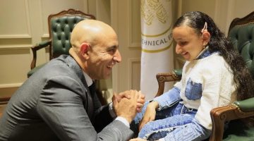 وزير التعليم يكرم طالبة من ذوي الاحتياجات الخاصة لتفوقها في قراءة القرآن الكريم