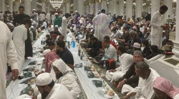 مشاهد تخطف الأنظار من إفطار المصلين داخل المسجد النبوي في ثاني أيام رمضان.. صور