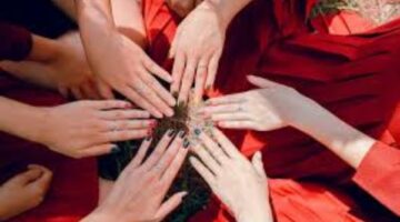 يديك تكشف عن عمرك أكثر من أي جزء آخر في جسمك.. إليك السبب