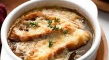 حضريها على الفطار .. طريقة عمل شوربة البصل الفرنسية