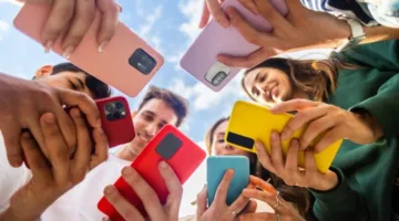 ولاية أمريكية تلزم جوجل وآبل بالتحقق من العمر لحماية المستخدمين