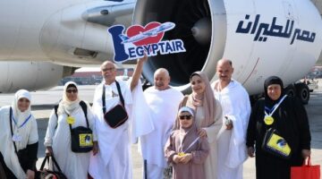 استقبال خاص للمعتمرين .. مصر للطيران تشارك المسافرين أجواء رمضان الاحتفالية على الطائرات