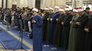 محمد حسن طالب أزهري يتولى إمامة المصلين بالجامع الأزهر لليلة العاشر من رمضان للمرة الثانية على التوالي