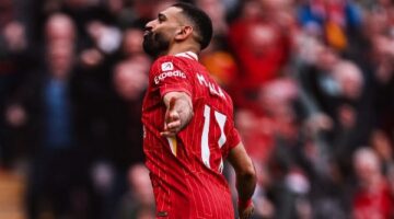 محمد صلاح يعبر عن سعادته بعد تسجيله هدفين ويعادل رقم أجويرو القياسي