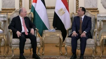 رئيس الوزراء يستعرض مع نظيره الفلسطيني خطة التعافي المبكر وإعادة إعمار غزة