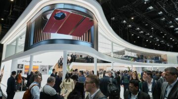 هواوي تطلق أول هاتف قابل للطي ثلاثي الأبعاد عالميًا في معرض MWC 2025