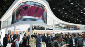 هواوي تكشف عن أول هاتف قابل للطي ثلاث مرات في المؤتمر العالمي للجوال MWC 2025 ببرشلونة