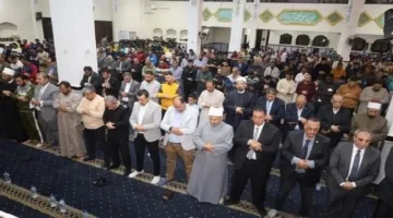 محافظ السويس يحتفل بليلة القدر في مسجد المصطفى بحي عتاقة.