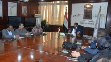 نائب محافظ الأقصر يبحث تقنين أوضاع الصناعات الصغيرة والحرفية في المحافظة