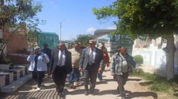 السكرتير العام المساعد ببورسعيد يقود حملة كبرى لتنظيف المقابر القديمة بحي الزهور