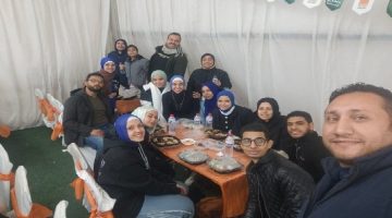 شباب متطوعين مصر ينظمون إفطارًا جماعياً لمريضات السرطان في عيد الأم بالإسكندرية