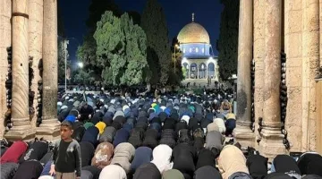 80 ألف مصلٍ يؤدون العشاء والتراويح داخل المسجد الأقصى المبارك