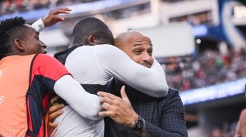لاعب بنما يحتفل مع تيري هنري بأسلوب جنوني يشعل وسائل الإعلام