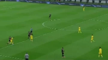 <p><strong>"هدف مثير للجدل من الهواء يغضب جمهور الأهلي أمام نادي الخليج"</strong></p>