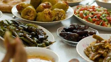 فطارك عندنا.. لحم مشوي وورق عنب والمقبلات سمبوسة وأم علي