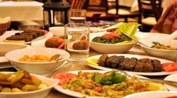 فطارك عندنا.. دجاج محمر ورز معمر والمقبلات شوربة كريمة وسمبوسة
